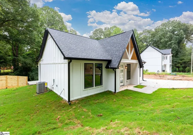 Photo 3 of Single family home for sale at 118 Harlem St, Easley, SC 29640 | MLS# 1604972 | Listing updated on 2026-10-13