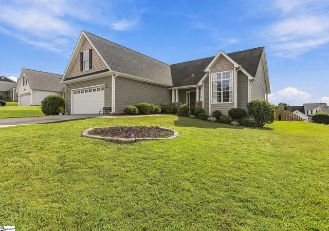 Photo 2 of Single family home for sale at 4 Clematis Dr, Taylors, SC 29687 | MLS# 1606206 | Listing updated on 2026-10-09