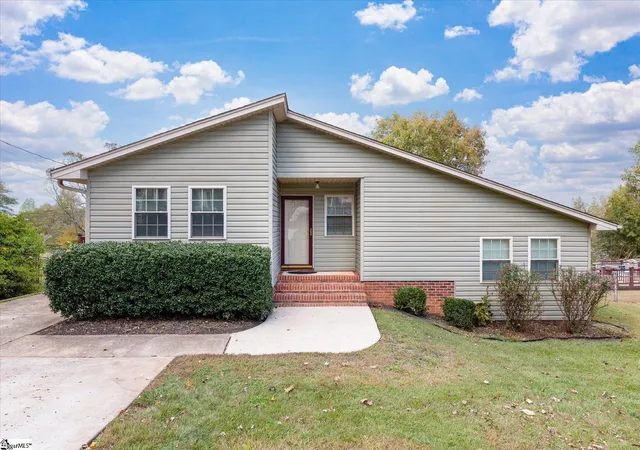 Photo 1 of Single family home for sale at 7 Bubbling Crk Dr, Travelers Rest, SC 29690 | MLS# 1602873 | Listing updated on 2026-09-03