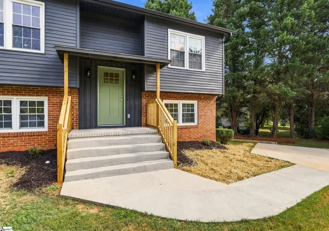 Photo 2 of Single family home for sale at 101 Agewood Dr, Simpsonville, SC 29680 | MLS# 1604772 | Listing updated on 2026-09-24
