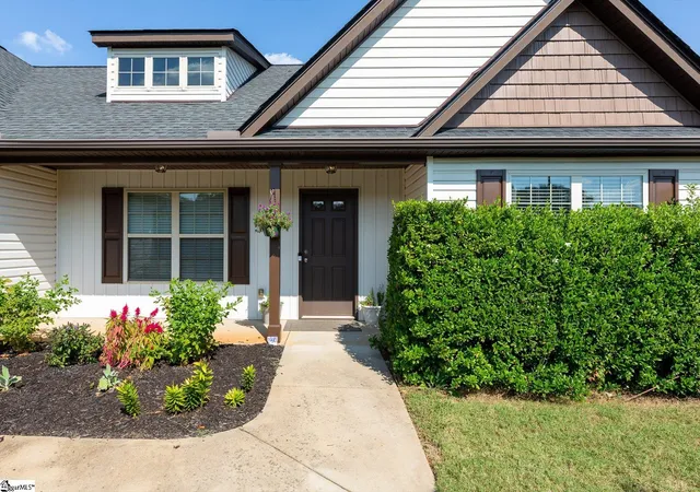 Photo 3 of Single family home for sale at 430 Peaksview Dr, Simpsonville, SC 29681 | MLS# 1604293 | Listing updated on 2026-10-16