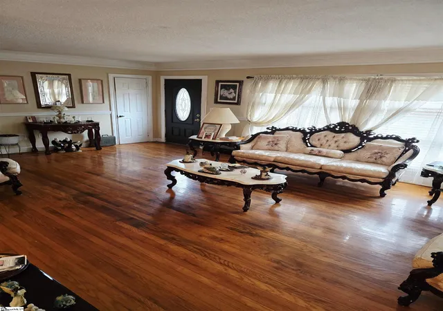 Photo 3 of Single family home for sale at 202 W Dorchester Blvd, Greenville, SC 29605 | MLS# 1604649 | Listing updated on 2026-09-24