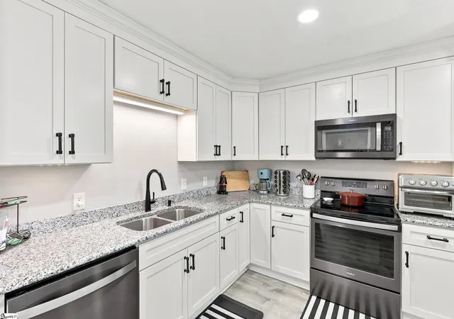 Photo 3 of Single family home for sale at 113 Blue Ridge Dr, Fountain Inn, SC 29644 | MLS# 1602533 | Listing updated on 2026-09-01