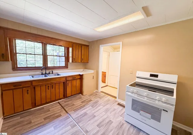 Photo 2 of Single family home for sale at 372 Oliver St, Spartanburg, SC 29303 | MLS# 1604178 | Listing updated on 2026-09-18