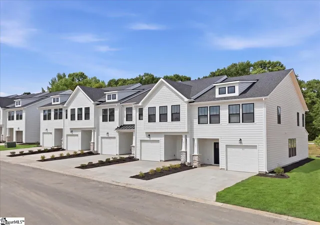 Photo 2 of Sale Pending at 105 Redfield Pl, Simpsonville, SC 29681 | MLS# 1603881 | Listing updated on 2026-10-01