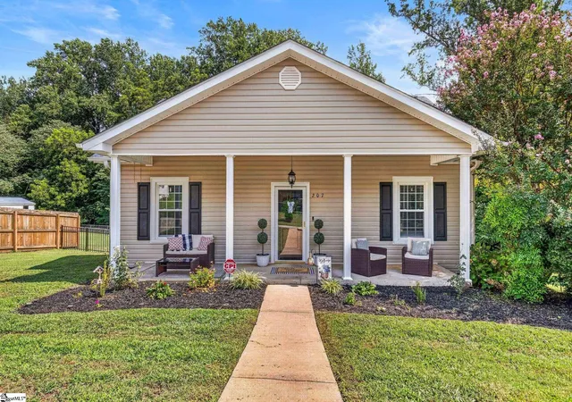 Photo 1 of Single family home for sale at 207 Woodside Cir, Simpsonville, SC 29681 | MLS# 1606294 | Listing updated on 2026-10-09