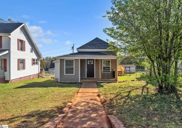 Photo 1 of Single family home for sale at 4 Walnut St, Startex, SC 29377 | MLS# 1603572 | Listing updated on 2026-09-11