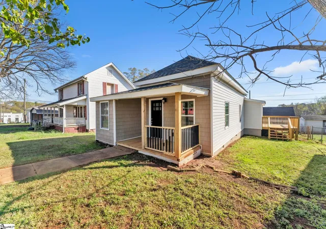 Photo 3 of Single family home for sale at 4 Walnut St, Startex, SC 29377 | MLS# 1603572 | Listing updated on 2026-09-11