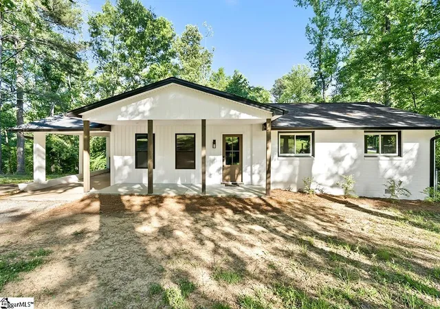 Photo 1 of Single family home for sale at 407 Beechwood Cir, Greenwood, SC 29646 | MLS# 1603717 | Listing updated on 2026-09-14