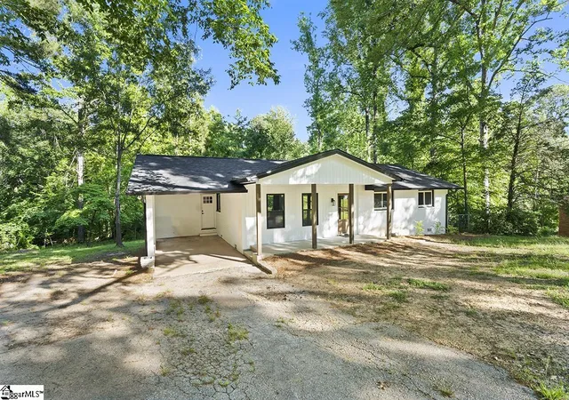 Photo 2 of Single family home for sale at 407 Beechwood Cir, Greenwood, SC 29646 | MLS# 1603717 | Listing updated on 2026-09-14