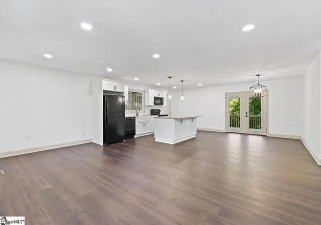 Photo 3 of Single family home for sale at 407 Beechwood Cir, Greenwood, SC 29646 | MLS# 1603717 | Listing updated on 2026-09-14