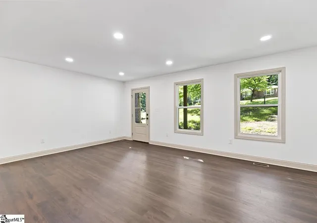 Photo 3 of Single family home for sale at 407 Beechwood Cir, Greenwood, SC 29646 | MLS# 1603717 | Listing updated on 2026-09-14