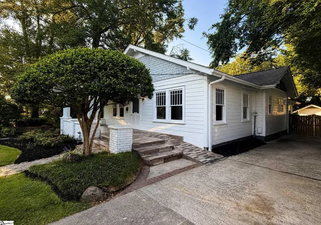 Photo 2 of Single family home for sale at 118 E Earle St, Greenville, SC 29609 | MLS# 1604492 | Listing updated on 2026-09-22