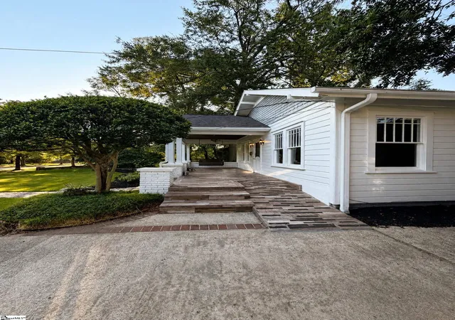 Photo 3 of Single family home for sale at 118 E Earle St, Greenville, SC 29609 | MLS# 1604492 | Listing updated on 2026-09-22