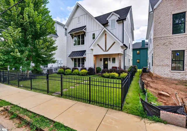 Photo 3 of Single family home for sale at 14 Perry Ave, Greenville, SC 29601 | MLS# 1602936 | Listing updated on 2026-09-04