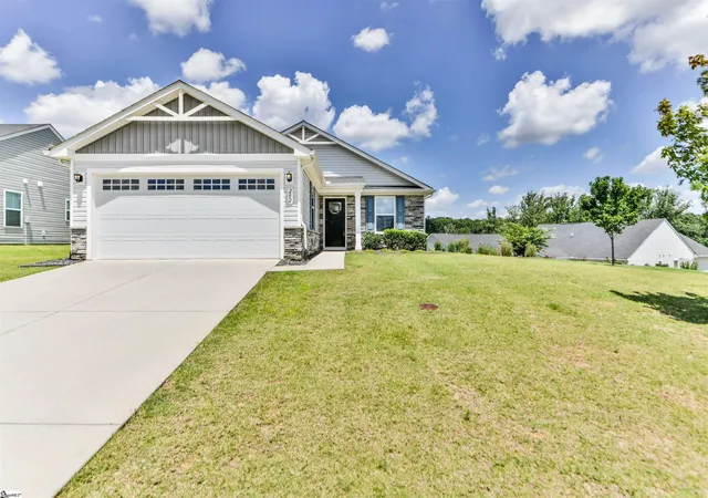 Photo 2 of Single family home for sale at 202 Bending Branch Rd, Greenville, SC 29605 | MLS# 1598415 | Listing updated on 2026-09-11