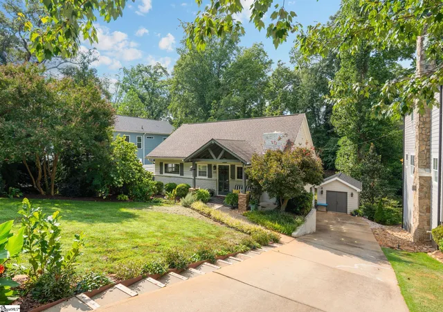 Photo 4 of Single family home for sale at 220 Cammer Ave, Greenville, SC 29605 | MLS# 1603180 | Listing updated on 2026-09-09