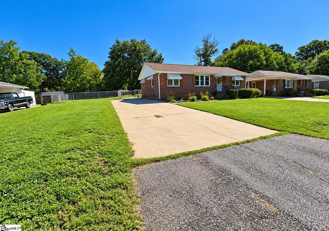 Photo 2 of Single family home for sale at 110 Knox St, Greenville, SC 29605 | MLS# 1595624 | Listing updated on 2026-10-15