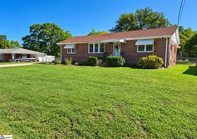 Photo 3 of Single family home for sale at 110 Knox St, Greenville, SC 29605 | MLS# 1595624 | Listing updated on 2026-10-15