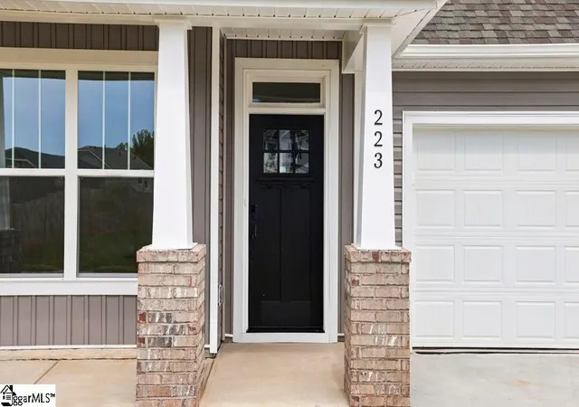 Photo 3 of Single family home for sale at 223 Chapel Creek Ct, Greenville, SC 29605 | MLS# 1583843 | Listing updated on 2026-10-16