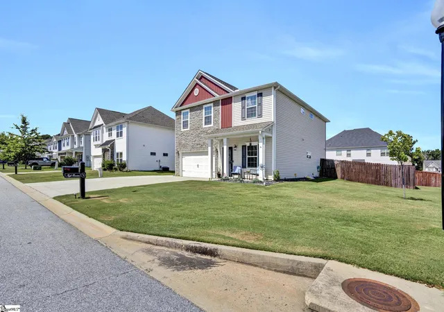 Photo 3 of Single family home for sale at 817 Camberwell Rd, Simpsonville, SC 29680 | MLS# 1604431 | Listing updated on 2026-09-22