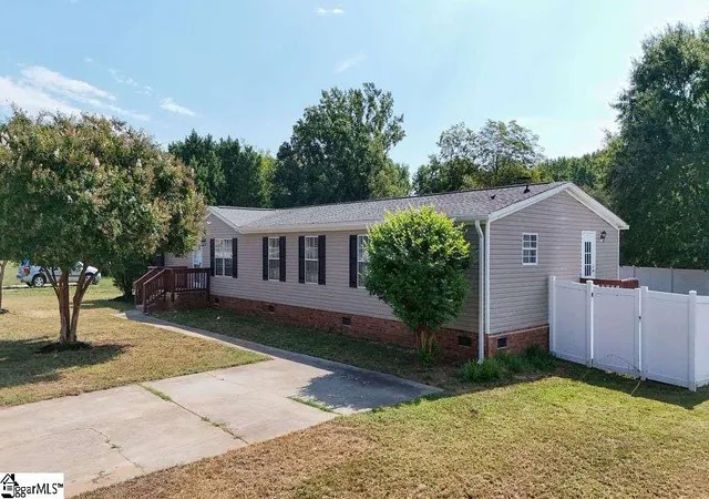 Photo 1 of Manufactured home for sale at 105 Glenmont Ln, Greenville, SC 29607 | MLS# 1603965 | Listing updated on 2026-09-16