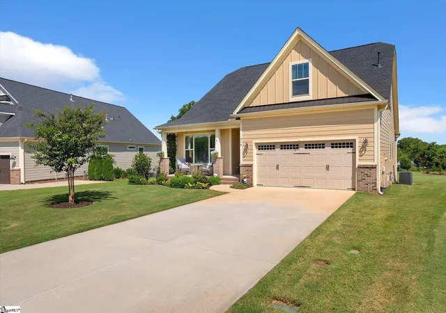 Photo 2 of Single family home for sale at 218 Montview Cir, Greenville, SC 29617 | MLS# 1602664 | Listing updated on 2026-09-04