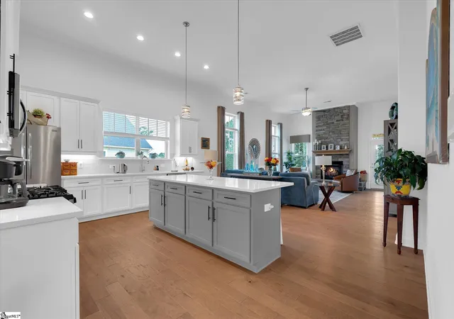 Photo 4 of Single family home for sale at 218 Montview Cir, Greenville, SC 29617 | MLS# 1602664 | Listing updated on 2026-09-04