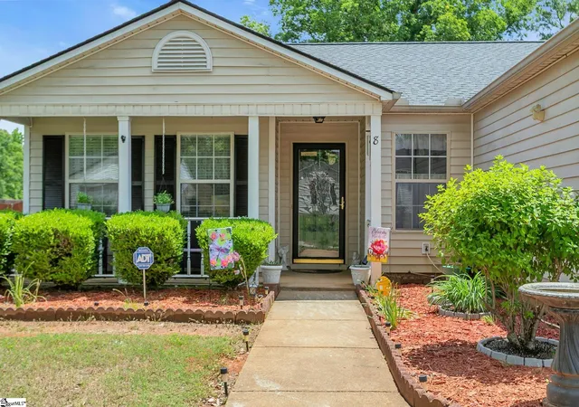 Photo 2 of Single family home for sale at 8 Pasture Pl, Simpsonville, SC 29681 | MLS# 1591183 | Listing updated on 2026-10-07