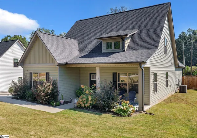 Photo 2 of Single family home for sale at 101 N Spencer St, Duncan, SC 29334 | MLS# 1605805 | Listing updated on 2026-10-19