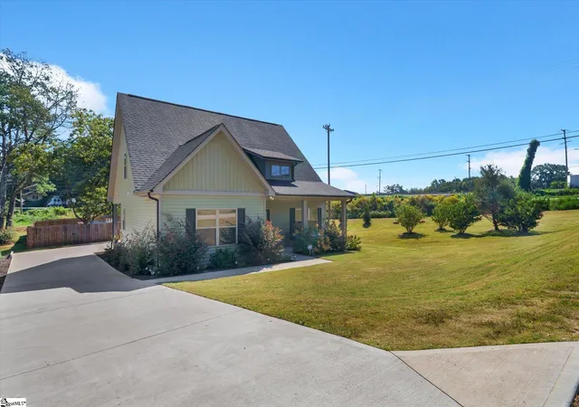 Photo 3 of Single family home for sale at 101 N Spencer St, Duncan, SC 29334 | MLS# 1605805 | Listing updated on 2026-10-19