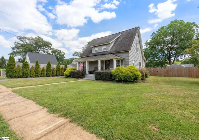 Photo 4 of Single family home for sale at 101 Bud St, Greenville, SC 29617 | MLS# 1603399 | Listing updated on 2026-09-10