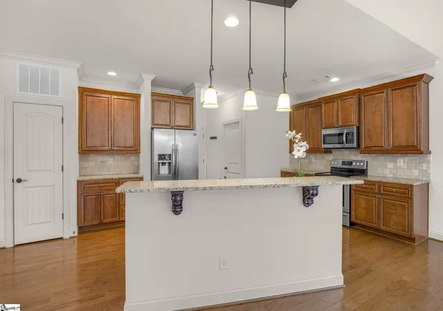 Photo 3 of Single family home for sale at 6 Belle Oaks Dr, Simpsonville, SC 29680 | MLS# 1603009 | Listing updated on 2026-09-04