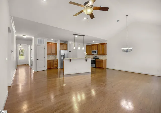 Photo 4 of Single family home for sale at 6 Belle Oaks Dr, Simpsonville, SC 29680 | MLS# 1603009 | Listing updated on 2026-09-04