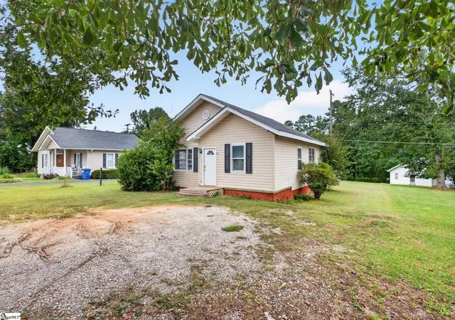 Photo 3 of Single family home for sale at 1575 Main St, Wellford, SC 29385 | MLS# 1605266 | Listing updated on 2026-10-02
