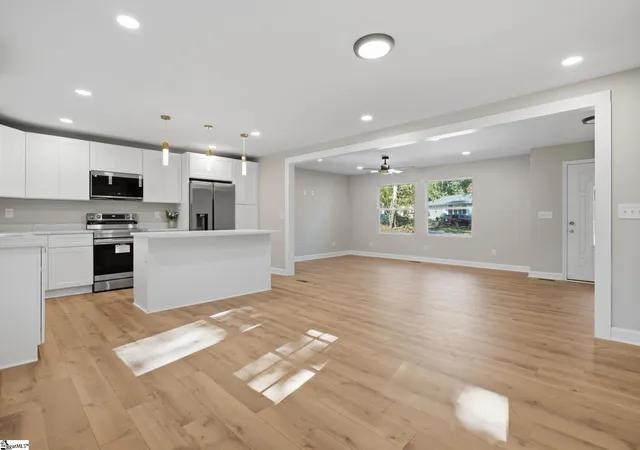 Photo 2 of Single family home for sale at 329 Amherst Dr, Spartanburg, SC 29306 | MLS# 1606374 | Listing updated on 2026-10-15
