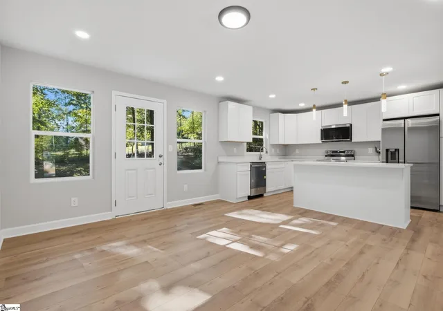 Photo 4 of Single family home for sale at 329 Amherst Dr, Spartanburg, SC 29306 | MLS# 1606374 | Listing updated on 2026-10-15