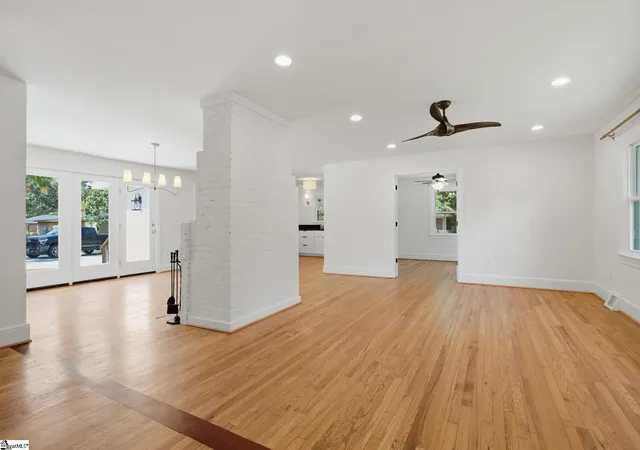 Photo 2 of Single family home for sale at 318 Elizabeth Dr, Greenville, SC 29615 | MLS# 1604536 | Listing updated on 2026-10-01
