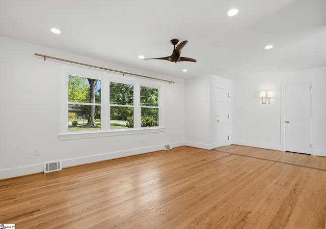 Photo 3 of Single family home for sale at 318 Elizabeth Dr, Greenville, SC 29615 | MLS# 1604536 | Listing updated on 2026-10-01
