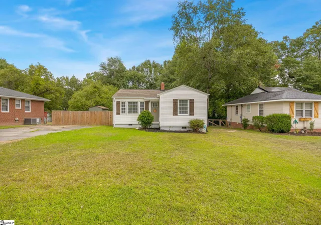 Photo 2 of Single family home for sale at 17 Cardinal Dr, Taylors, SC 29687 | MLS# 1603384 | Listing updated on 2026-09-10