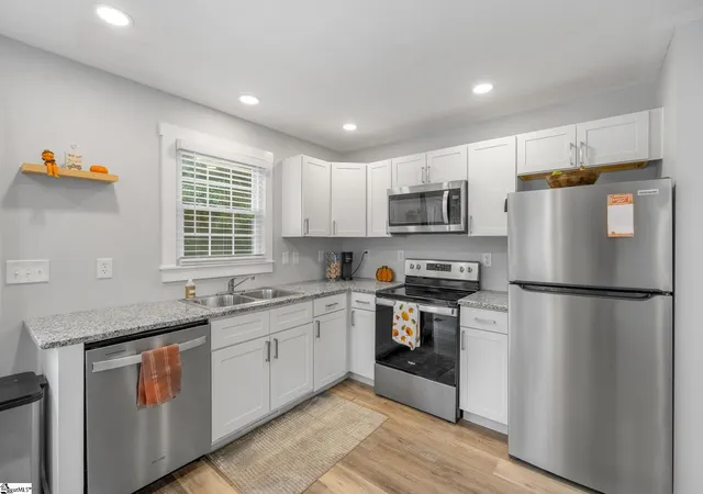Photo 2 of Single family home for sale at 17 Cardinal Dr, Taylors, SC 29687 | MLS# 1603384 | Listing updated on 2026-09-10