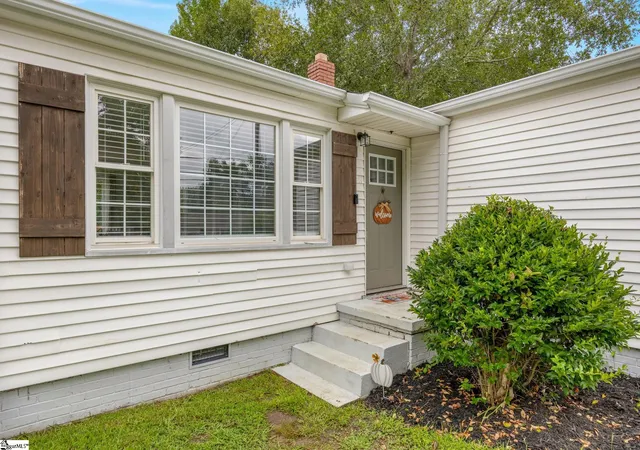 Photo 4 of Single family home for sale at 17 Cardinal Dr, Taylors, SC 29687 | MLS# 1603384 | Listing updated on 2026-09-10