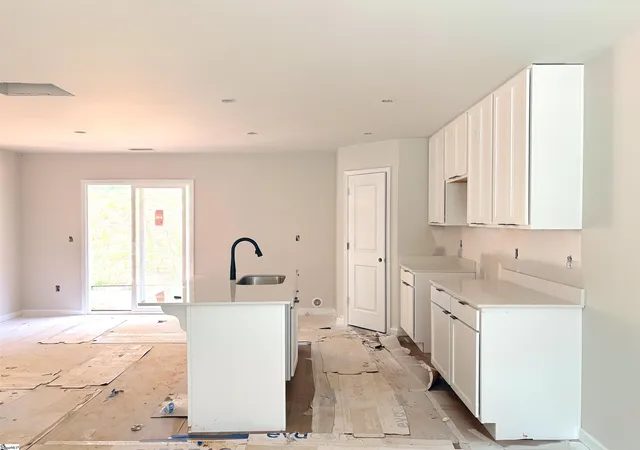 Photo 3 of Single family home for sale at 405 Lake Circle Dr, Greenville, SC 29605 | MLS# 1598302 | Listing updated on 2026-09-25