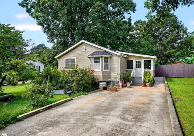 Photo 1 of Single family home for sale at 10 Westbrook Dr, Greenville, SC 29605 | MLS# 1603424 | Listing updated on 2026-09-10
