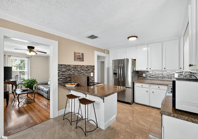 Photo 2 of Single family home for sale at 10 Westbrook Dr, Greenville, SC 29605 | MLS# 1603424 | Listing updated on 2026-09-10