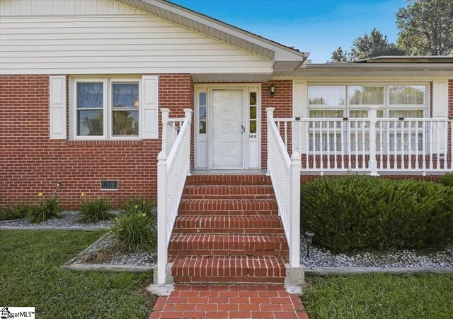 Photo 2 of Single family home for sale at 105 Lipscombe Dr, Travelers Rest, SC 29690 | MLS# 1603994 | Listing updated on 2026-10-08