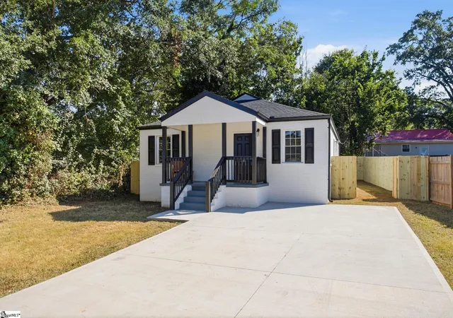 Photo 3 of Single family home for sale at 401 Fair St, Greenville, SC 29609 | MLS# 1605652 | Listing updated on 2026-10-06
