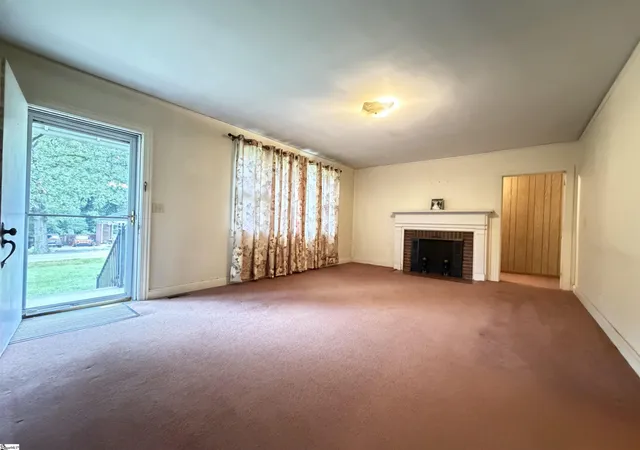 Photo 3 of Single family home for sale at 9 Twin Springs Dr, Greenville, SC 29605 | MLS# 1602666 | Listing updated on 2026-09-02