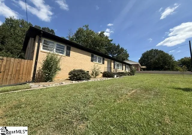 Photo 2 of Single family home for sale at 207 Azalea Ct, Greenville, SC 29615 | MLS# 1603491 | Listing updated on 2026-09-10