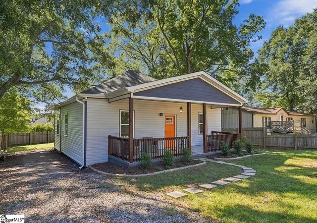 Photo 2 of Single family home for sale at 6 7th Street, Greenville, SC 29611 | MLS# 1605571 | Listing updated on 2026-10-02